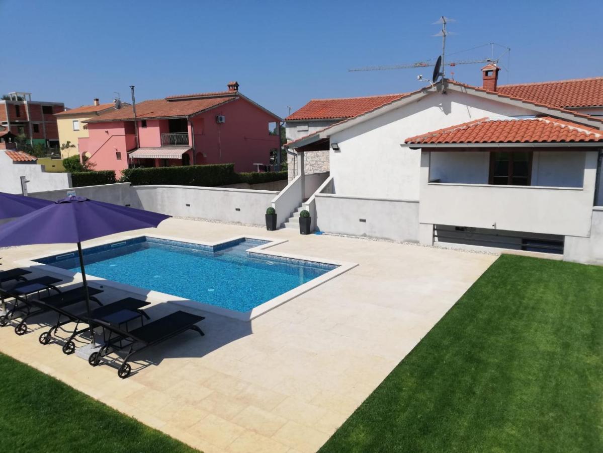 Holiday Home Victoria Porec Bagian luar foto