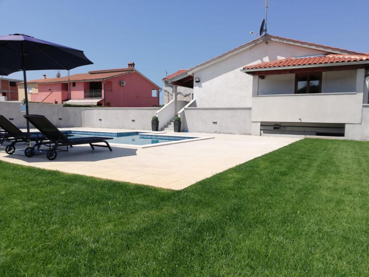 Holiday Home Victoria Porec Bagian luar foto
